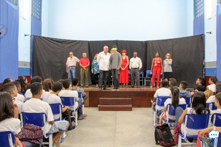 Grupo se apresenta em escola no Rio