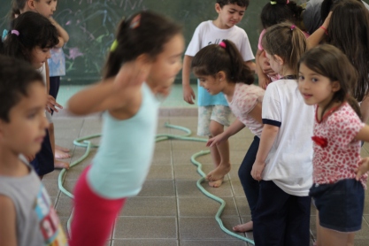 Educadora física ensina movimentos possíveis em sala de aula